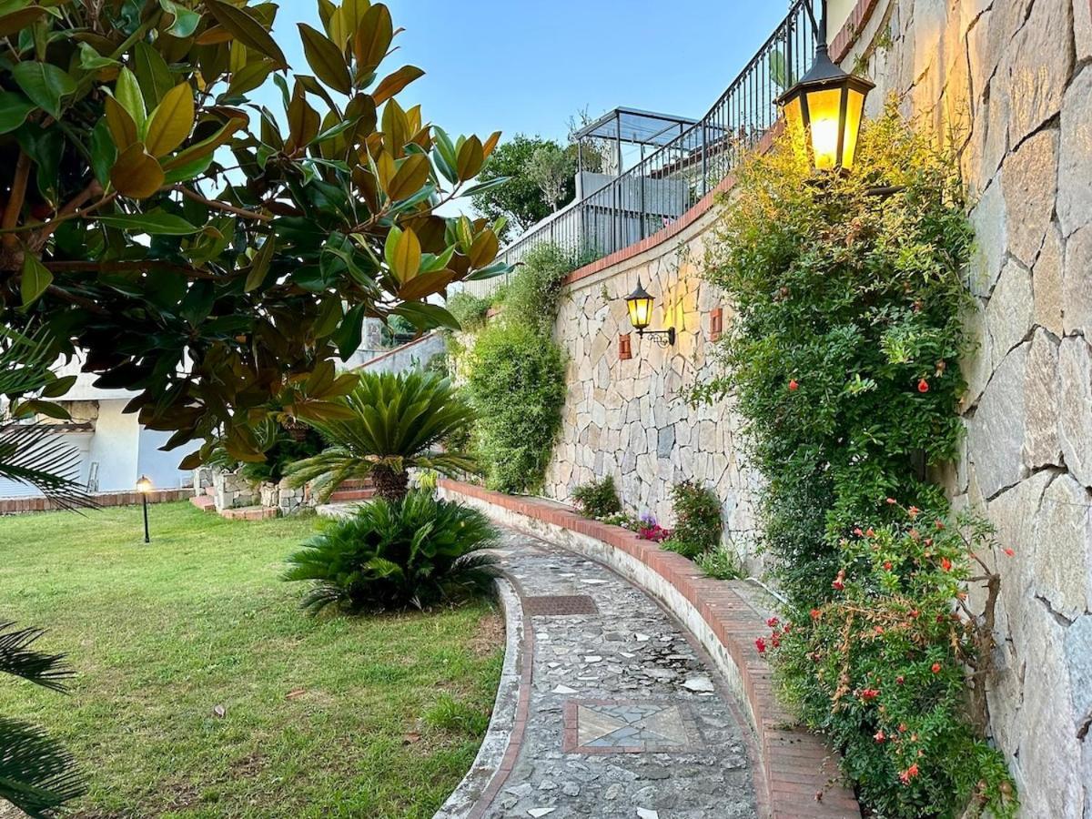 Vila Amalu Piscina E Giardino